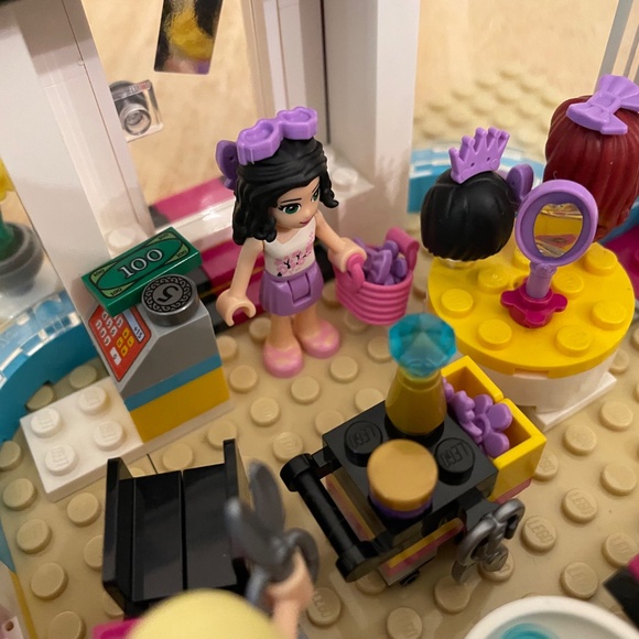 Lego Friends Heartlake Hair Salon (41093) - Picture 4 of 10